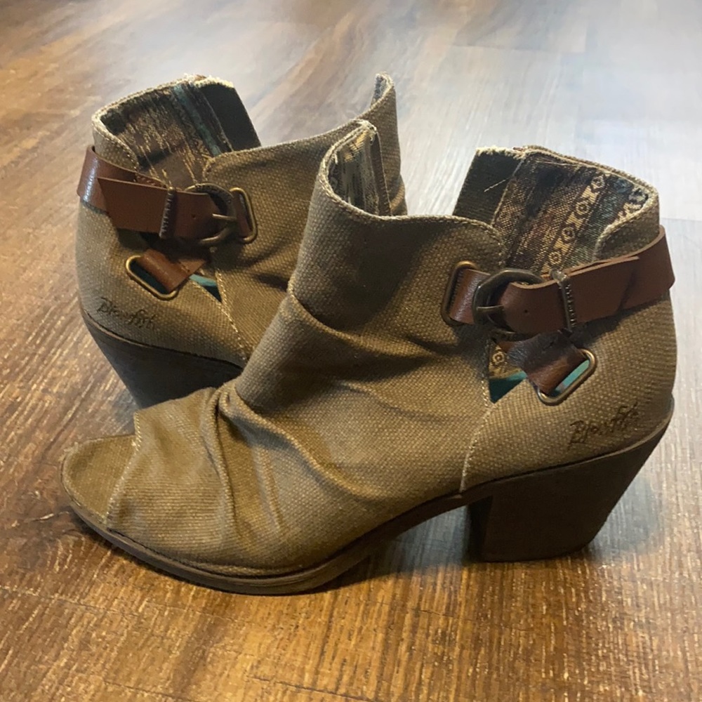 Blowfish size 9 canvas heeled shoe olive